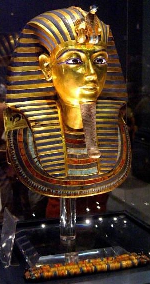 5e - Nms : Coiffe paisse typique des Pharaons; nms de Toutankhamon reprsent sur son masque funraire.