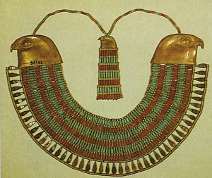 14a - Collier Ousekh : Le Large; le collier-ousekh est une parure favorite des dieux, des rois et des particuliers; port par les vivants ou dpos sur la poitrine des morts, ce collier extrmement ornemental joue aussi un rle prophylactique.