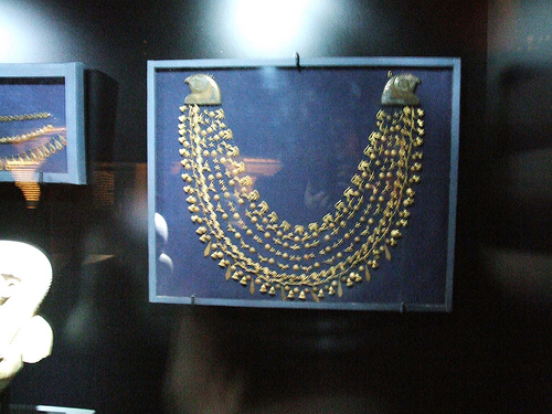 14c - Collier Ousekh : Le Large; le collier-ousekh est une parure favorite des dieux, des rois et des particuliers; port par les vivants ou dpos sur la poitrine des morts, ce collier extrmement ornemental joue aussi un rle prophylactique.