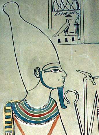 15c - Barbe postiche : Ici la barbe recourbe d' Osiris; symble de royaut, la barbe des Pharaons vivants est en forme de trapze et droite alors que celle des dieux est recourbe  son extrmit. Quand le pharaon est reprsent dans le monde des morts (sur le masque funraire par exemple), il s'identifie alors  Osiris et porte la barbe recourbe des dieux.