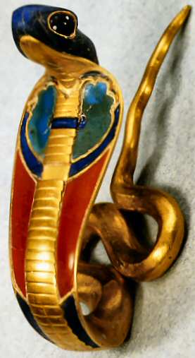 16a - Uraeus : Symble de la force royale, il se reprsentait par un cobra dress, reprsentant la desse Ouadjet. Il symbolisait galement lil du dieu soleil R. On le trouvait souvent sous forme dun diadme qui ceignait le front du pharaon ou alors, directement incrust  la couronne de ce dernier.