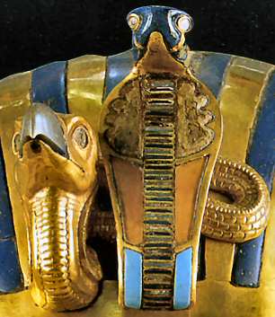 16b - Uraeus : Symble de la force royale, il se reprsentait par un cobra dress, reprsentant la desse Ouadjet. Il symbolisait galement lil du dieu soleil R. On le trouvait souvent sous forme dun diadme qui ceignait le front du pharaon ou alors, directement incrust  la couronne de ce dernier.