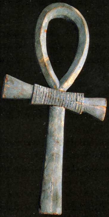 20b - Ankh : La croix de vie; son symbole hiroglyphique signifie  vivre  ou  la vie . Elle tait directement associe aux dieux et  lternit. Mais elle avait encore beaucoup dautres significations qui se sont rajoutes au fil des sicles. Le pharaon la portait souvent dans sa main en signe de son appartenance divine et pour rappeler que les dieux, aprs sa mort, lattendait pour une vie ternelle.